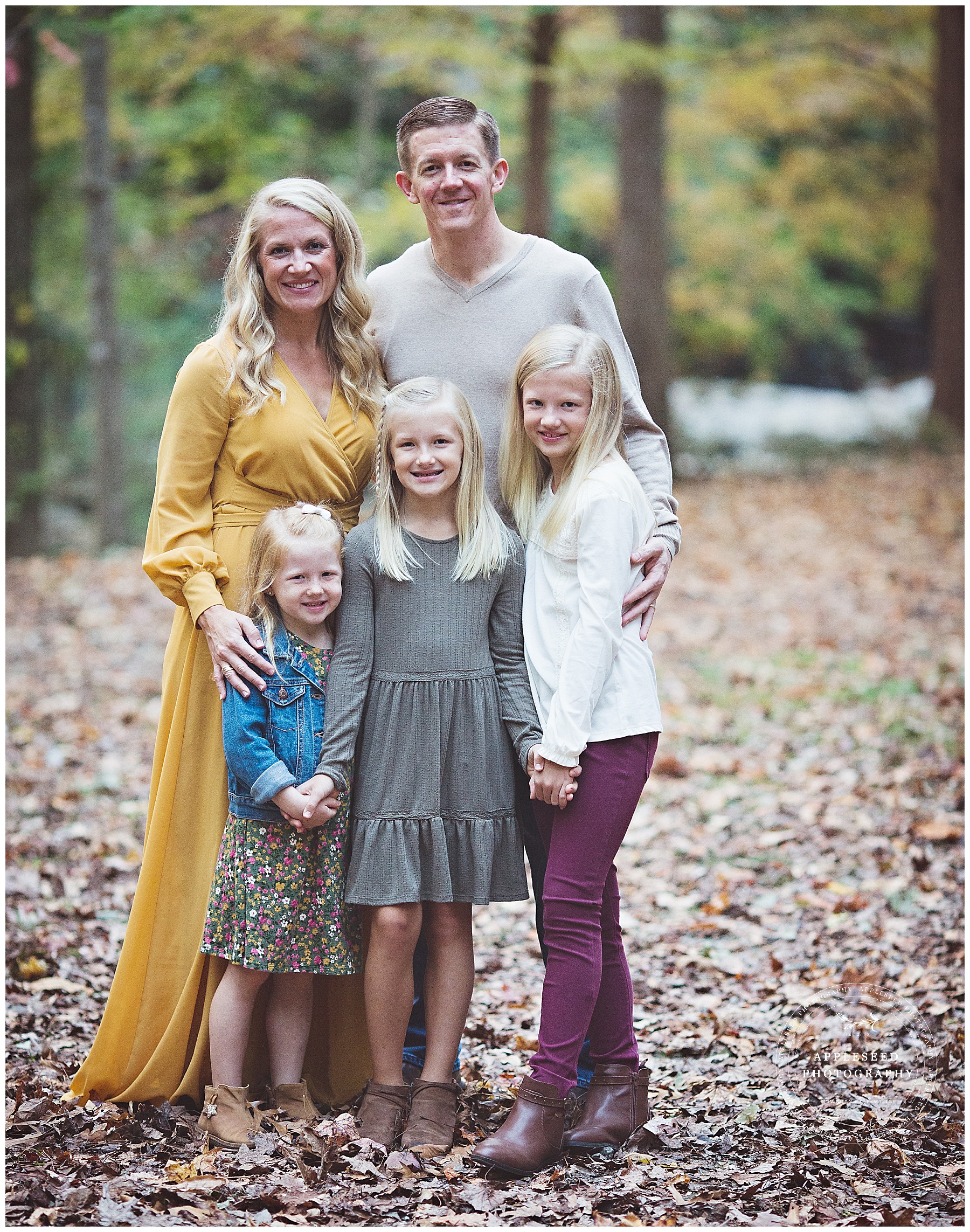 beauitiful-family-fall-leaves